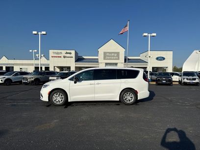 New 2026 Chrysler Pacifica Select
