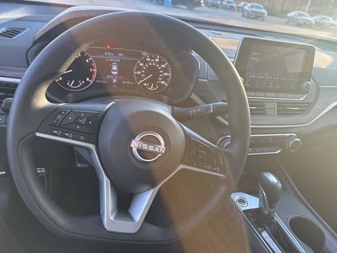 Used 2025 Nissan Altima 2.5 SV image 24