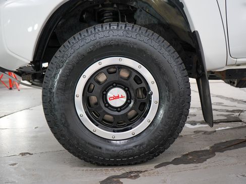 Used 2015 Toyota Tacoma 4x4 Double Cab w/ TRD Sport Package image 28