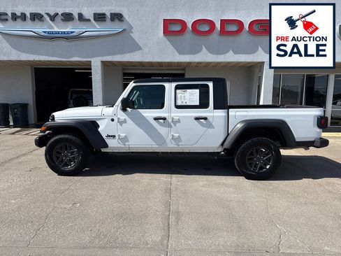 Used 2025 Jeep Gladiator Sport AWD/4WD image 2