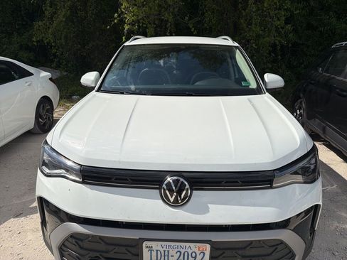 Used 2025 Volkswagen Taos SE AWD/4WD image 4