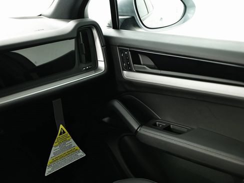 Certified 2025 Porsche Cayenne image 30