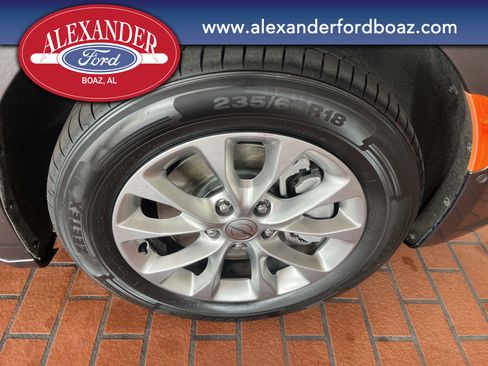 Used 2023 Chrysler Pacifica Touring-L image 7