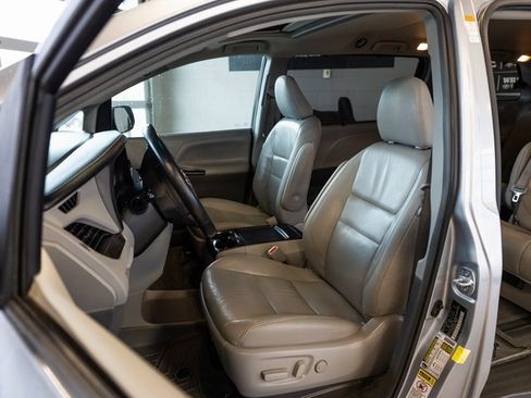 Used 2017 Toyota Sienna XLE image 9