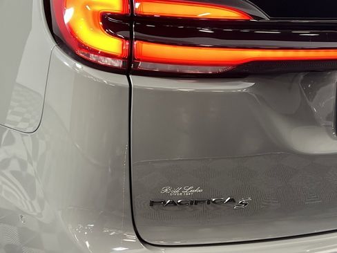 Used 2022 Chrysler Pacifica Limited w/ Uconnect Theater Family Group image 13