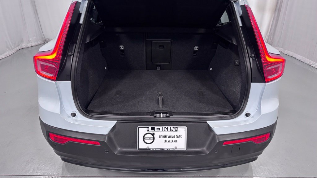 Certified 2026 Volvo XC40 B5 Plus AWD/4WD image 28
