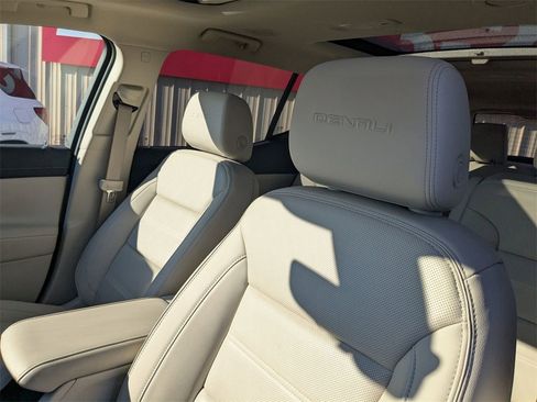 Certified 2023 GMC Acadia Denali w/ Denali Ultimate Package image 18