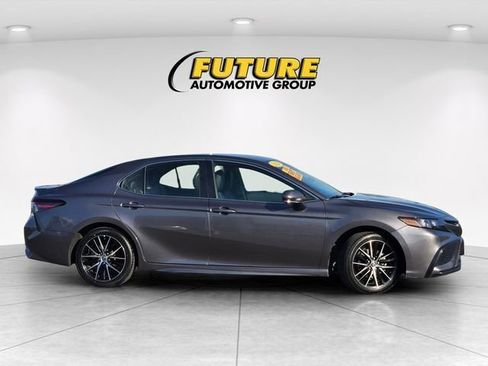 Used 2024 Toyota Camry SE w/ Convenience Package FWD image 4