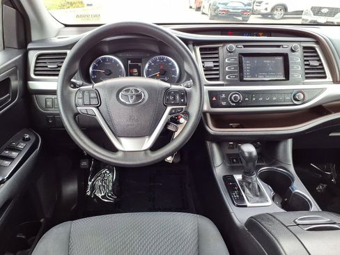 Used 2019 Toyota Highlander LE w/ Carpet Mat Package (TMS) image 11