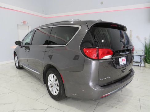 Used 2019 Chrysler Pacifica Touring-L FWD image 6