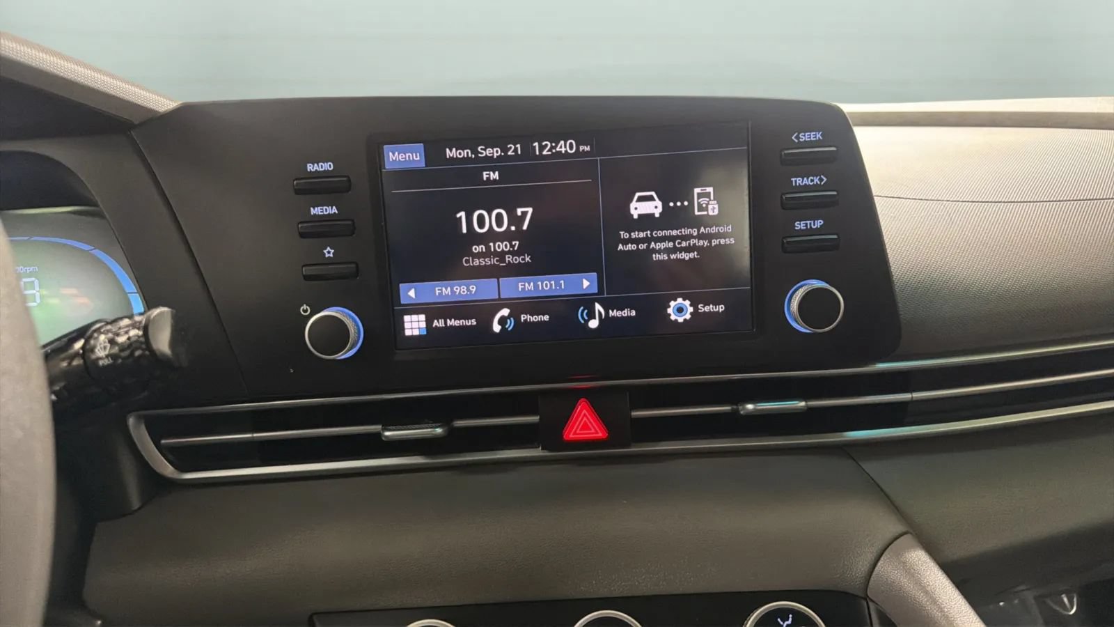 Used 2024 Hyundai Elantra SE FWD image 14