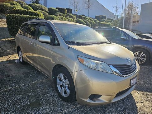 Used 2011 Toyota Sienna LE image 4