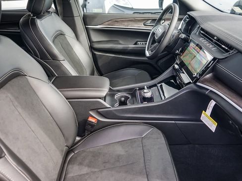 New 2026 Jeep Grand Cherokee Altitude image 17