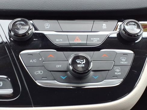 Used 2023 Chrysler Voyager LX image 17