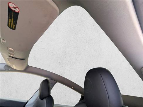 Used 2022 Tesla Model Y Long Range image 16