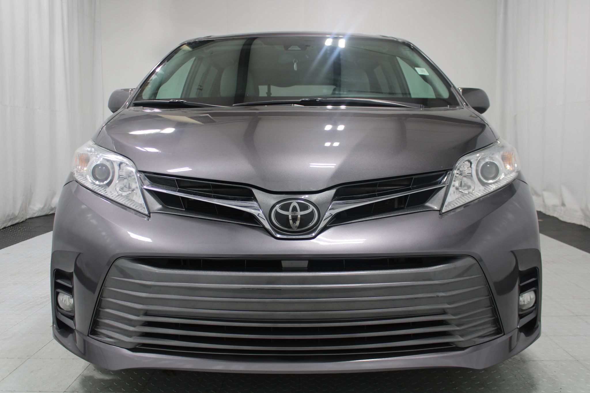 Used 2020 Toyota Sienna XLE w/ XLE Navigation Package FWD image 3