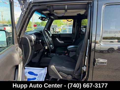 Used 2016 Jeep Wrangler Unlimited Sahara w/ Connectivity Group AWD/4WD image 9