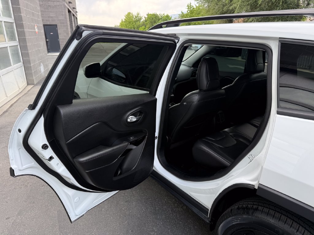Used 2020 Jeep Cherokee Latitude Plus AWD/4WD image 30
