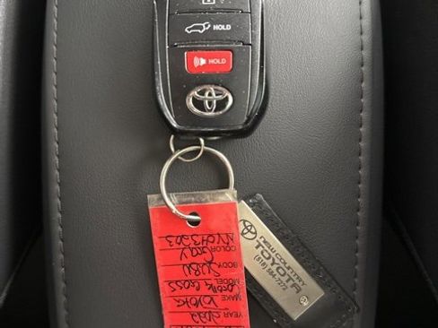 Certified 2022 Toyota Corolla Cross XLE image 32