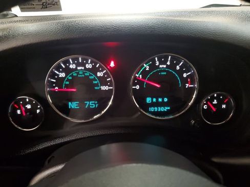 Used 2018 Jeep Wrangler Unlimited Sahara w/ Connectivity Group AWD/4WD image 17