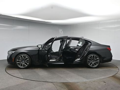 Used 2021 BMW 750i xDrive w/ Executive Package image 57