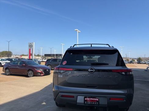 New 2026 Nissan Pathfinder Platinum image 3