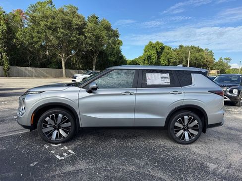 Used 2025 Mitsubishi Outlander SE image 4