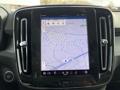 Used 2025 Volvo XC40 B5 Plus image 24