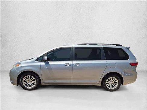 Used 2017 Toyota Sienna XLE w/ XLE Navigation Package FWD image 9