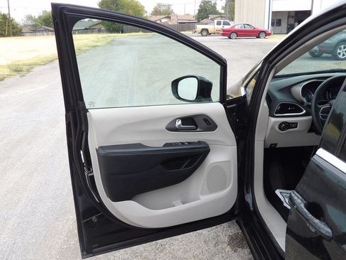 Used 2024 Chrysler Pacifica Touring-L FWD image 10