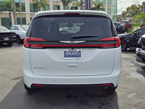 New 2026 Chrysler Pacifica Select image 7