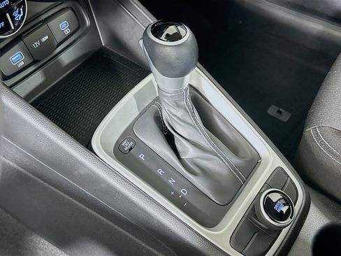 Used 2025 Hyundai Venue SEL image 24