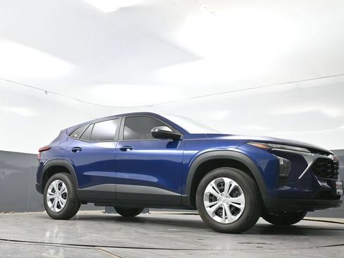 Used 2024 Chevrolet Trax LS FWD image 75