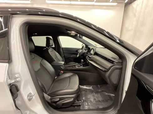 Used 2025 Jeep Compass Trailhawk AWD/4WD image 23