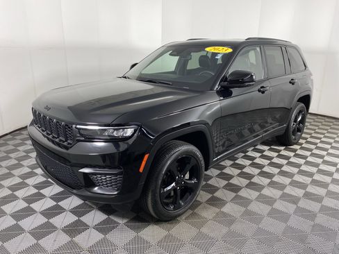 Used 2023 Jeep Grand Cherokee Altitude image 11