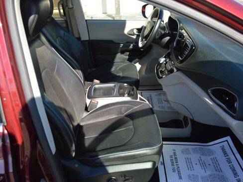 Used 2019 Chrysler Pacifica Limited image 16