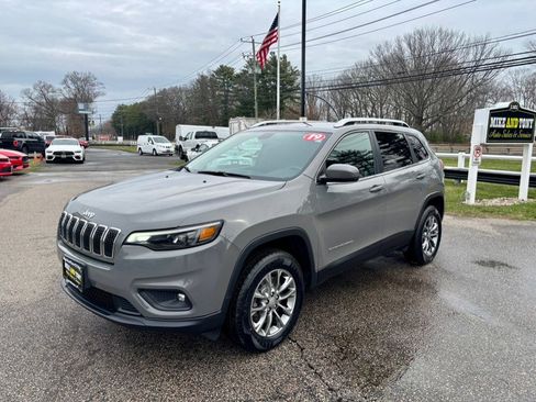 Used 2019 Jeep Cherokee Latitude Plus w/ Comfort/Convenience Group image 1
