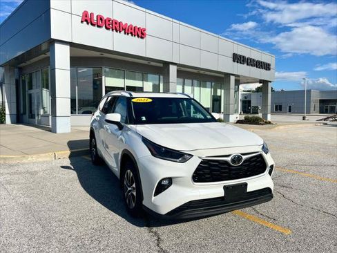 Certified 2021 Toyota Highlander XLE AWD/4WD image 1