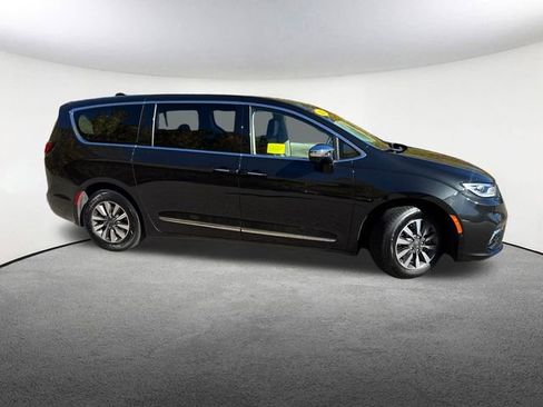 Used 2023 Chrysler Pacifica Limited image 14
