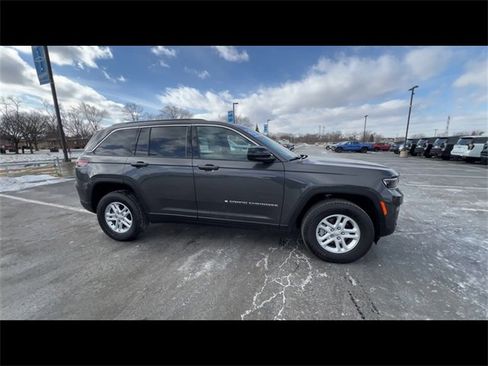 Used 2025 Jeep Grand Cherokee Laredo image 9