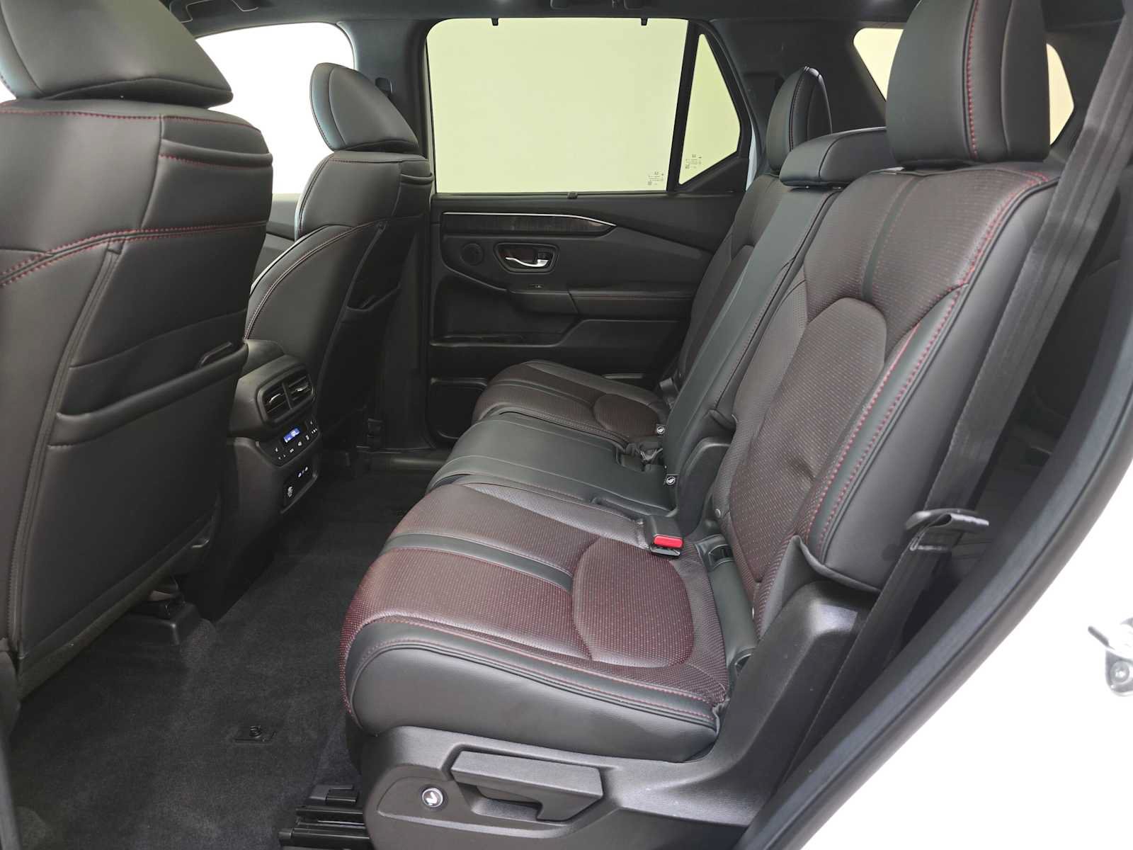 Used 2025 Honda Pilot Black Edition image 25