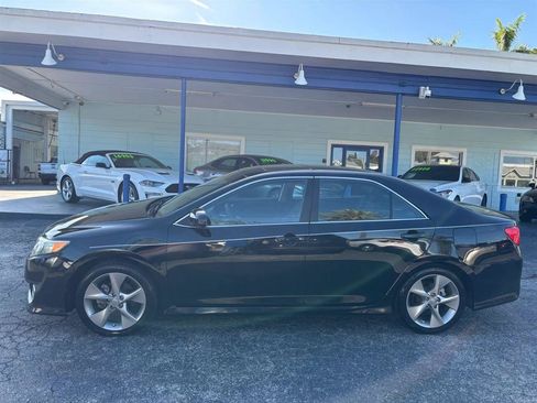 Used 2014 Toyota Camry SE w/ Leather Package FWD image 2