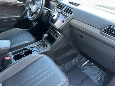 Used 2022 Volkswagen Tiguan SE w/ Panoramic Sunroof Package image 17