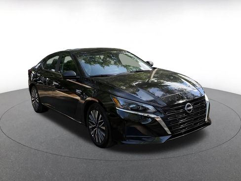 Used 2025 Nissan Altima 2.5 SV image 1