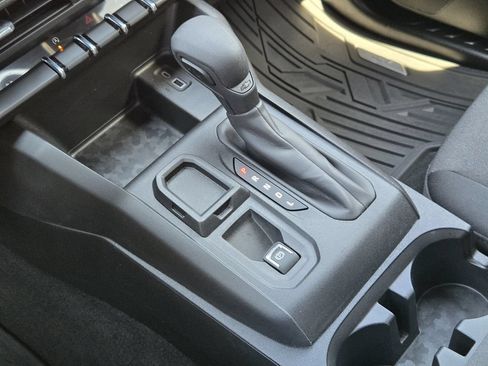 Used 2024 Chevrolet Colorado W/T RWD image 21