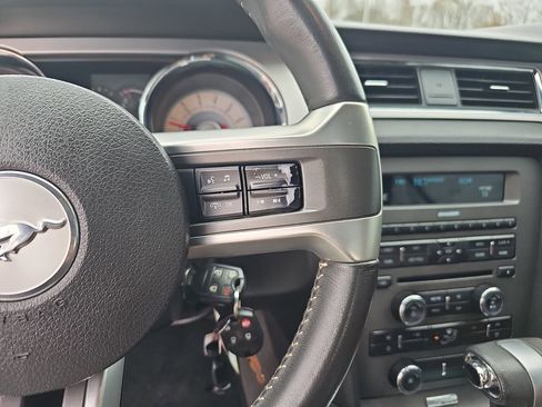 Used 2010 Ford Mustang Convertible image 19