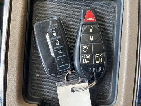 Used 2011 Chrysler Town & Country Touring w/ Entertainment Group #1 FWD image 31