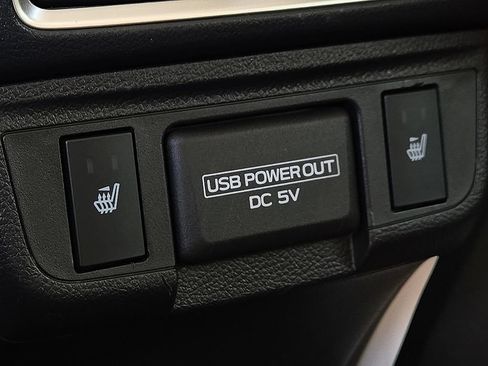 Used 2018 Subaru Outback 3.6R Touring AWD/4WD image 11
