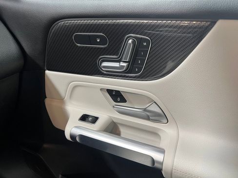 Used 2022 Mercedes-Benz GLB 250 4MATIC image 27