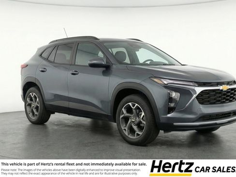 Used 2025 Chevrolet Trax LT FWD image 1